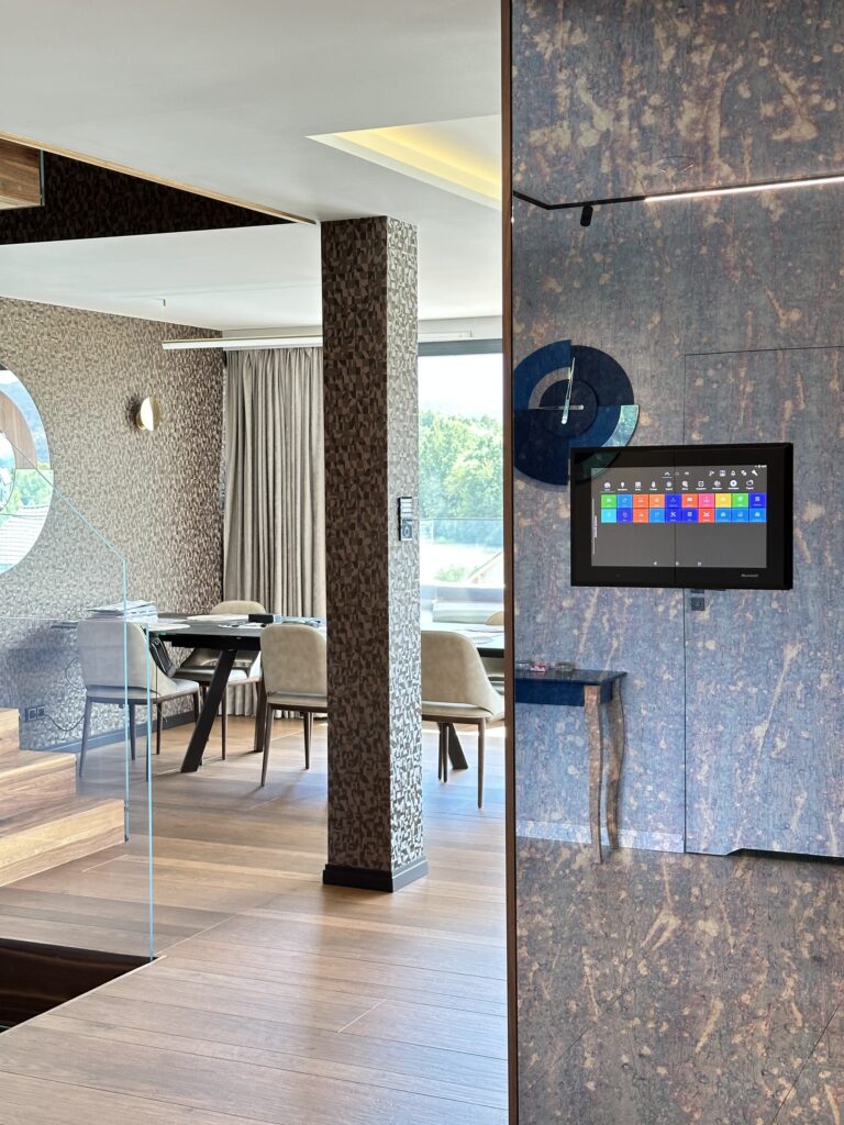 Panel sterowania smart home w nowoczesnym wnętrzu